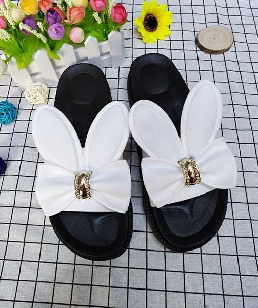 Női papucs 3D dekorációval, öko bőrből