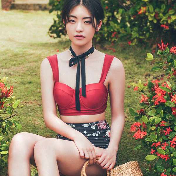 Női fürdőruha a Vde alkatrészektől - magas derekú bikini virágmintával és piros színű felsővel