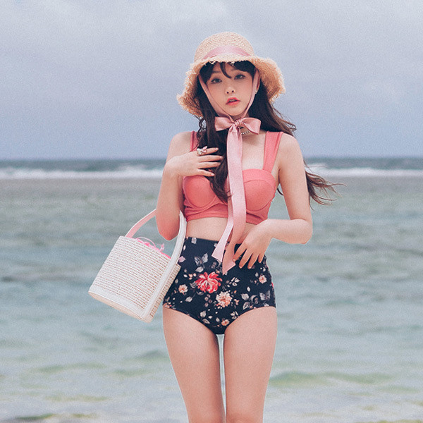 Női fürdőruha a Vde alkatrészektől - magas derekú bikini virágmintával és piros színű felsővel