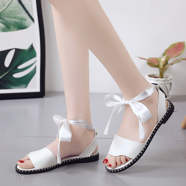 Női alkalmi szandál szalaggal a bokája körül