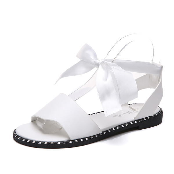 Női alkalmi szandál szalaggal a bokája körül