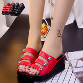 Fém szegecsekkel ellátott női platformpapucs