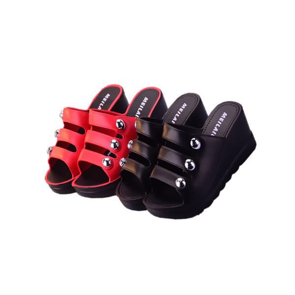 Fém szegecsekkel ellátott női platformpapucs