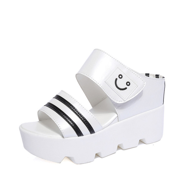 Női szandál tépőzárral, magas durva talpon mintával