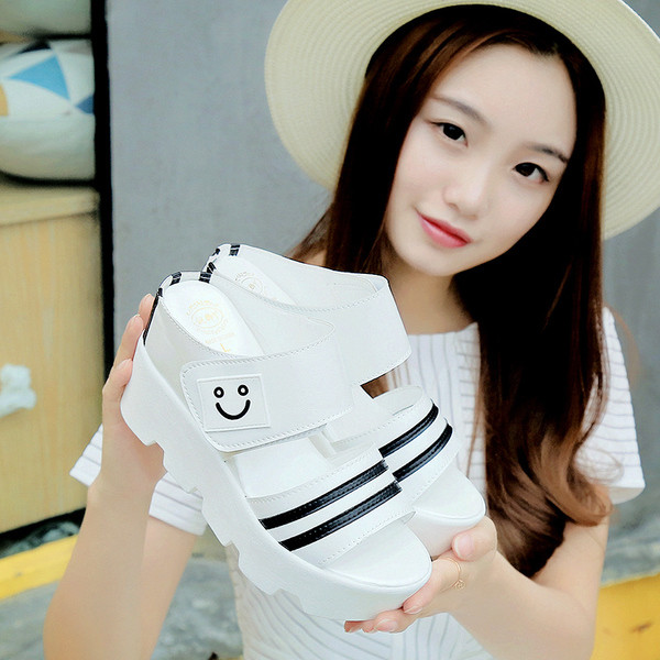 Női szandál tépőzárral, magas durva talpon mintával