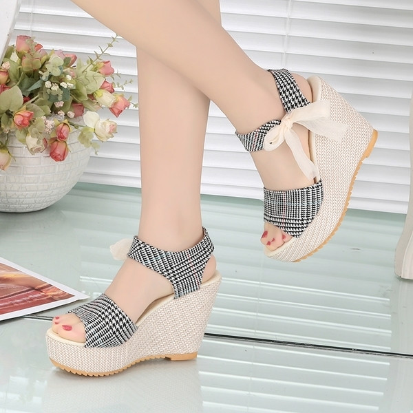 Női platformszandál oldalszalaggal