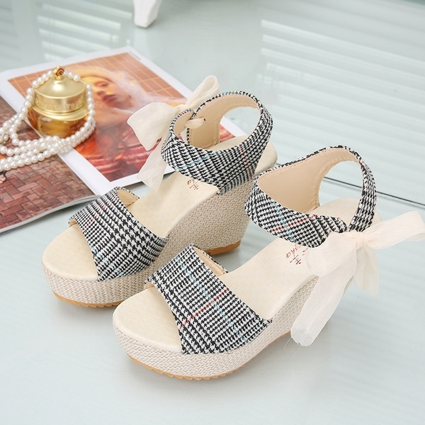 Női platformszandál oldalszalaggal