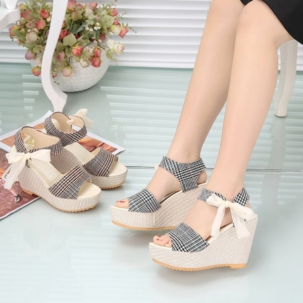 Női platformszandál oldalszalaggal