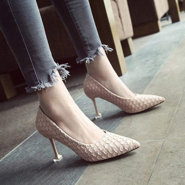 Dombornyomott női cipő 6,5 cm vagy 8 cm vékony magassarkúval, többféle színben