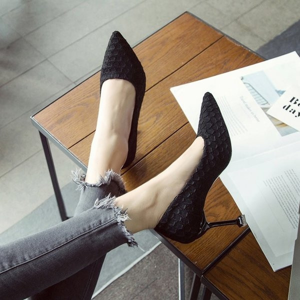 Dombornyomott női cipő 6,5 cm vagy 8 cm vékony magassarkúval, többféle színben