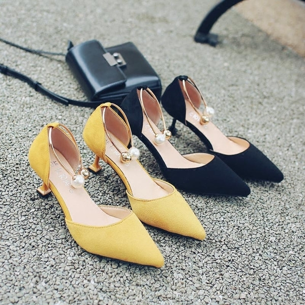 Elöl vékony sarokkal záródó női szandál két színben