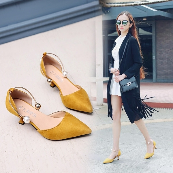 Elöl vékony sarokkal záródó női szandál két színben