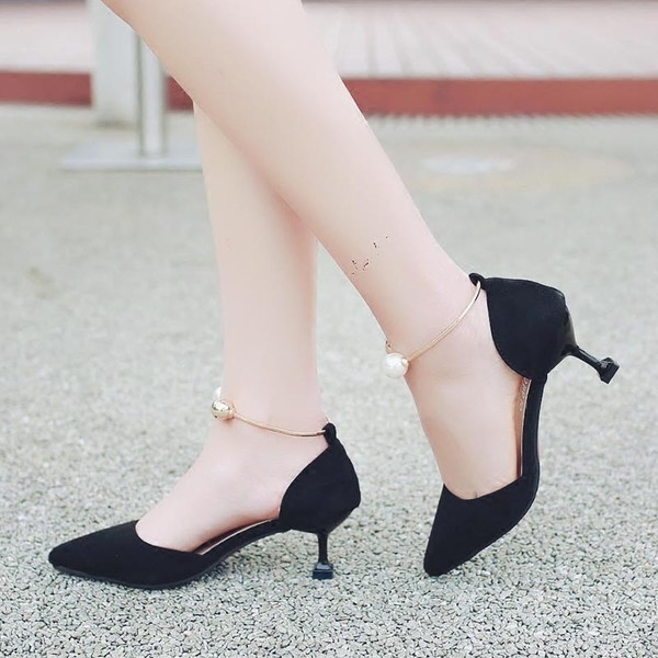 Elöl vékony sarokkal záródó női szandál két színben