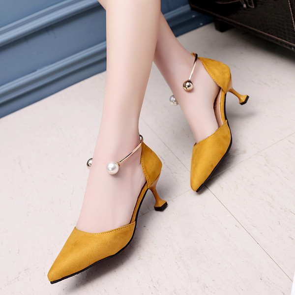 Elöl vékony sarokkal záródó női szandál két színben