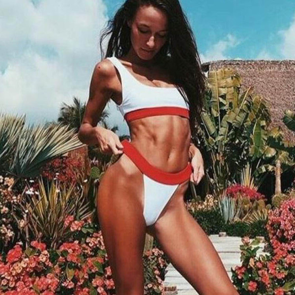 Modern stílusos női fürdőruha két részből, széles pántokkal