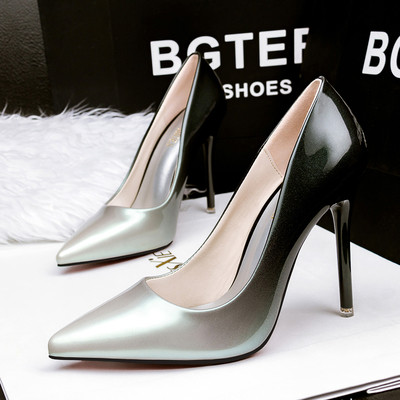 Stílusos női hegyes cipő irizáló színekben