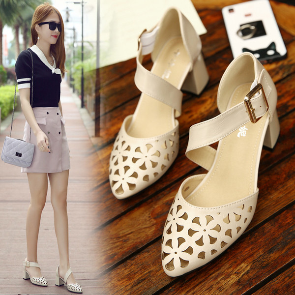 Lyukas cipő, vastag sarkú pánttal több színben