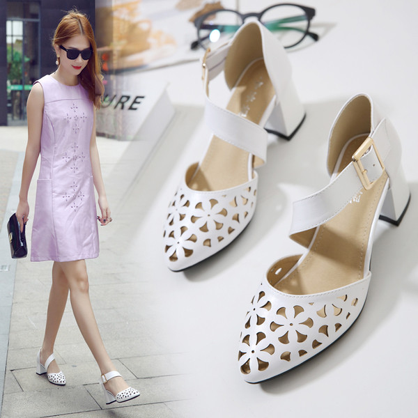 Lyukas cipő, vastag sarkú pánttal több színben