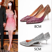 Brokát női cipő vékony sarokkal, két változatban 5 cm sarok és 8 cm