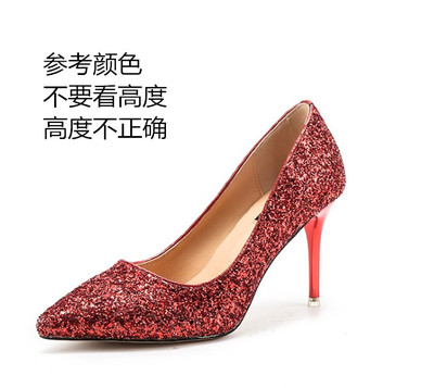 Brokát női cipő vékony sarokkal, két változatban 5 cm sarok és 8 cm