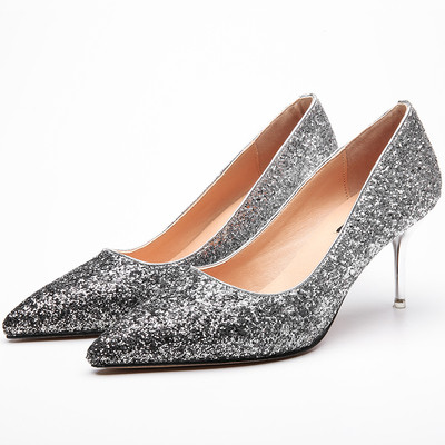 Brokát női cipő vékony sarokkal, két változatban 5 cm sarok és 8 cm