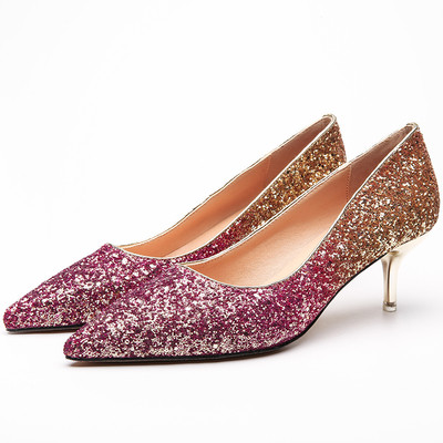 Brokát női cipő vékony sarokkal, két változatban 5 cm sarok és 8 cm