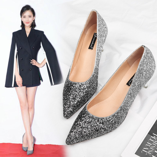 Brokát női cipő vékony sarokkal, két változatban 5 cm sarok és 8 cm