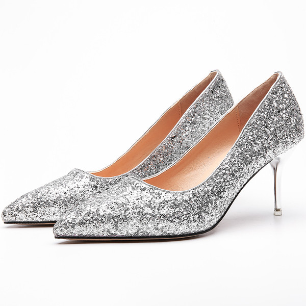 Brokát női cipő vékony sarokkal, két változatban 5 cm sarok és 8 cm