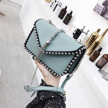 Stílusos női táska szegecs- és bojtdíszítéssel négy színben