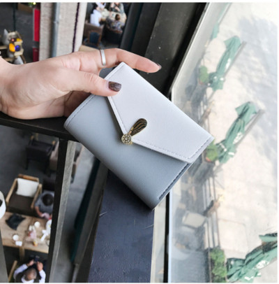 Stílusos mini pénztárca friss színekben, díszítéssel