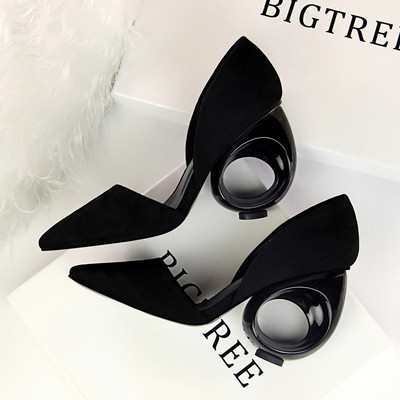 Női cipő nem szabványos sarokkal több színben