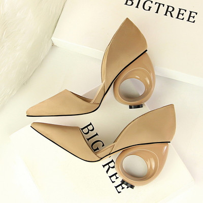 Női cipő nem szabványos sarokkal több színben