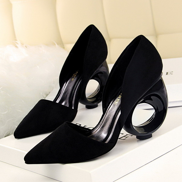 Női cipő nem szabványos sarokkal több színben