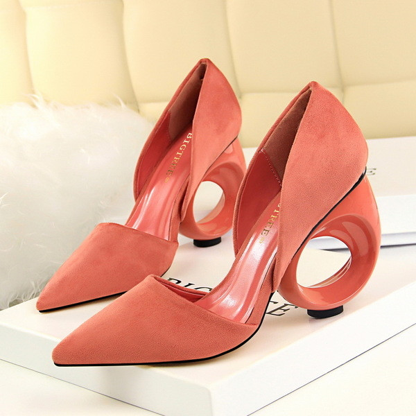 Női cipő nem szabványos sarokkal több színben