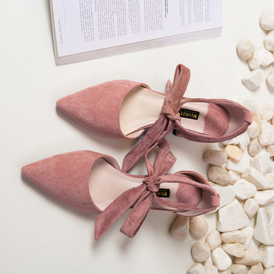 Stílusos velúr cipő fűzővel és vastag sarokkal