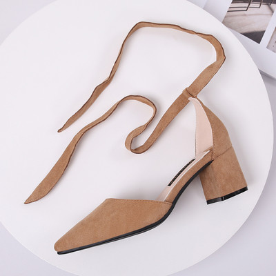 Stílusos velúr cipő fűzővel és vastag sarokkal