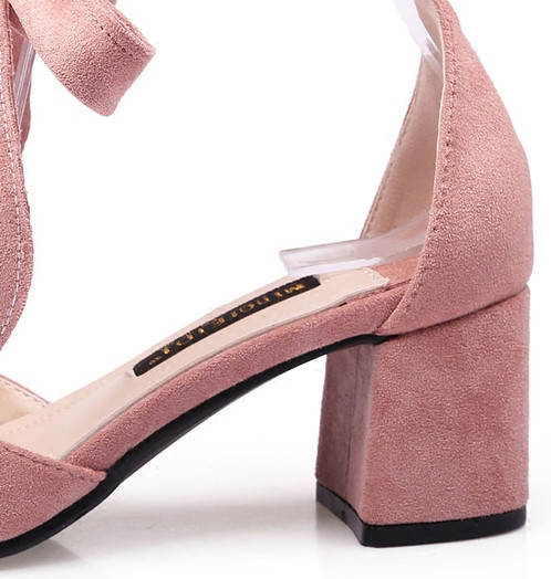 Stílusos velúr cipő fűzővel és vastag sarokkal