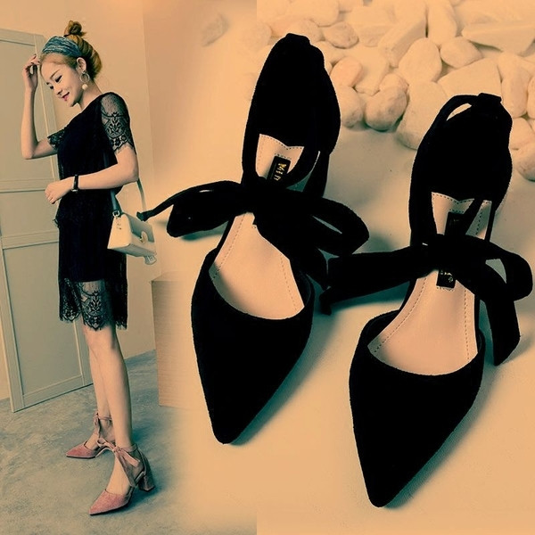 Stílusos velúr cipő fűzővel és vastag sarokkal