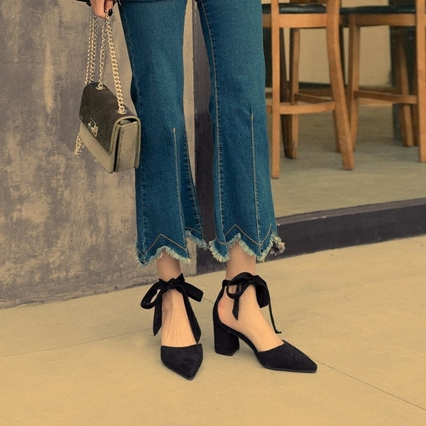 Stílusos velúr cipő fűzővel és vastag sarokkal