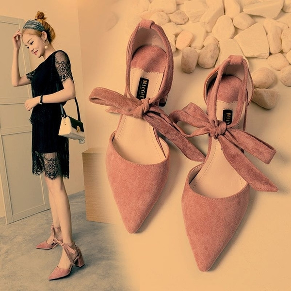 Stílusos velúr cipő fűzővel és vastag sarokkal