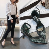 Vékony sarkú kövekkel és pántokkal ellátott női cipő