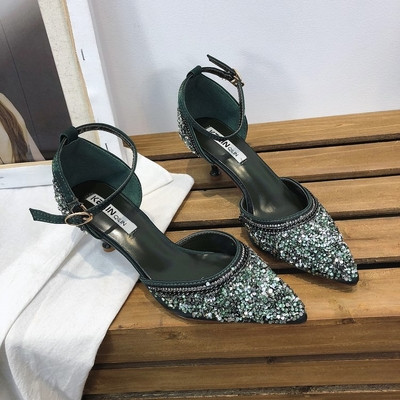 Vékony sarkú kövekkel és pántokkal ellátott női cipő