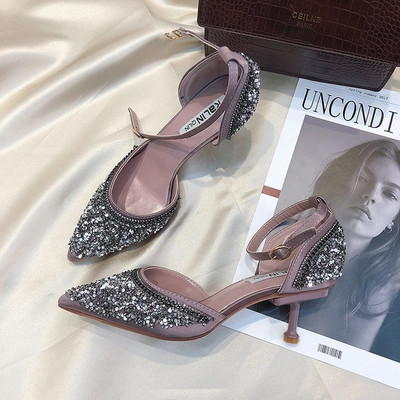 Vékony sarkú kövekkel és pántokkal ellátott női cipő