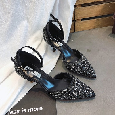 Vékony sarkú kövekkel és pántokkal ellátott női cipő