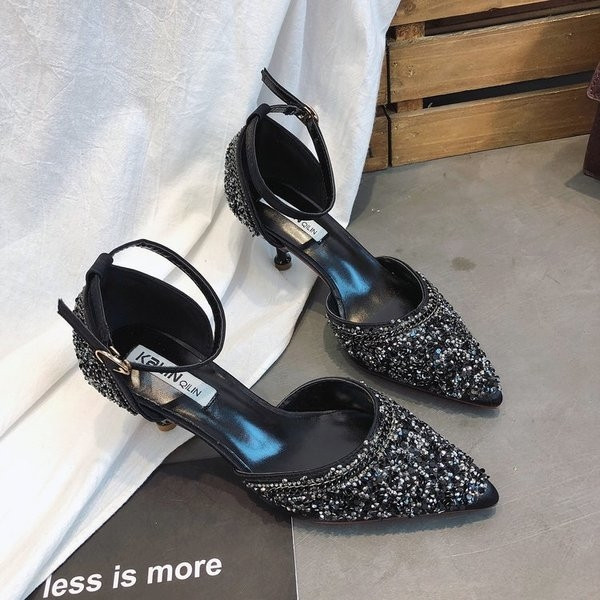 Vékony sarkú kövekkel és pántokkal ellátott női cipő