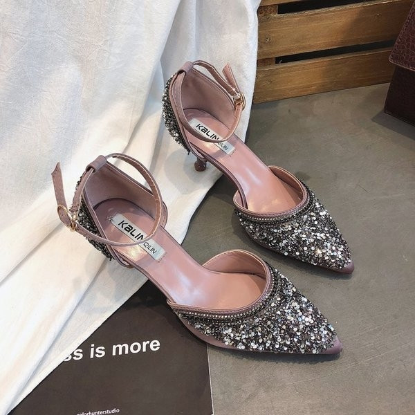 Vékony sarkú kövekkel és pántokkal ellátott női cipő