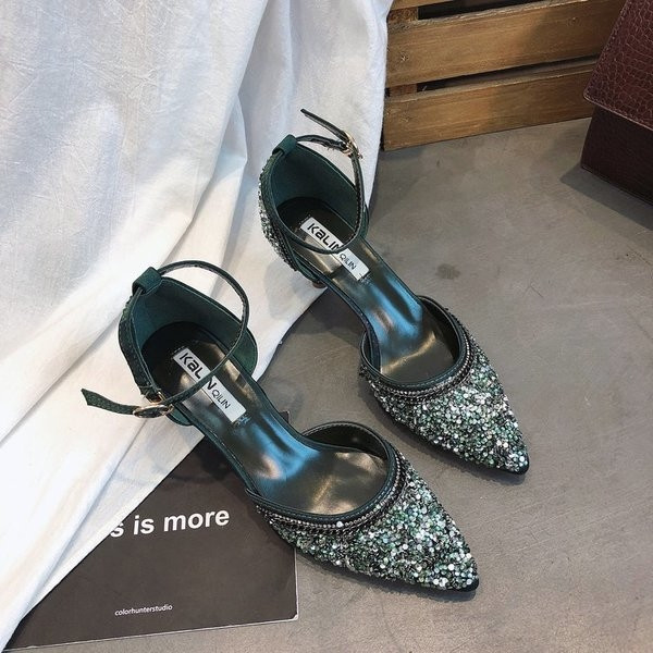 Vékony sarkú kövekkel és pántokkal ellátott női cipő