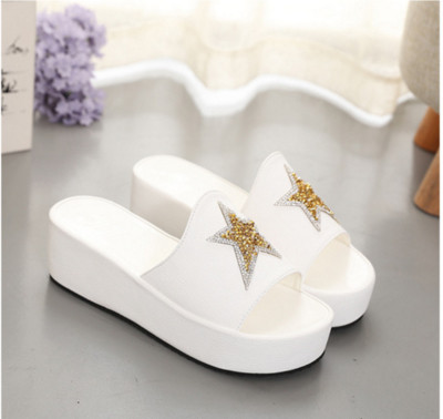 Női platformpapucs fehér és fekete színben, fényes rátéttel