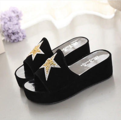 Női platformpapucs fehér és fekete színben, fényes rátéttel