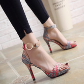 Vékony magassarkú dombornyomott szandál pánttal két színben